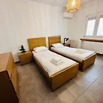 Seaview & Jacuzzi Sea View شقة *